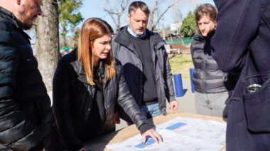 Soledad Peralta, recorrió las obras de la nueva plaza de Lagomarsino