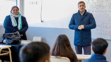 El intendente Federico Achával acompañó a los alumnos en el regreso a clases