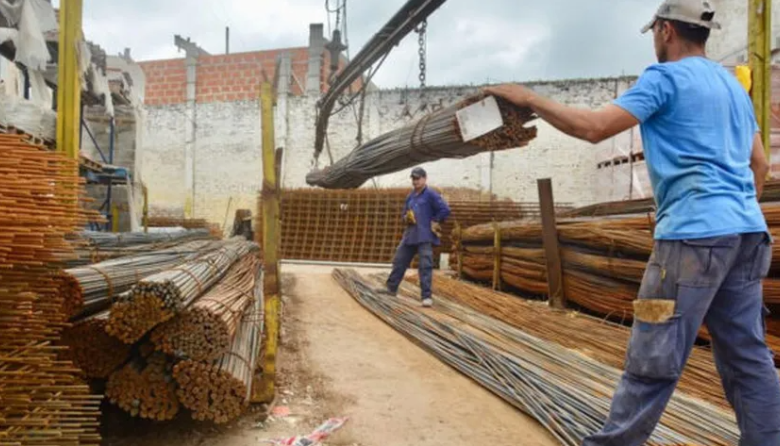 Indec: en octubre la construcción se incrementó 8%, pero la producción industrial retrocedió 2,9%