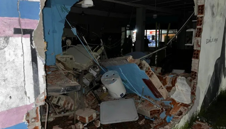 Camión fuera de control se incrustó en un negocio