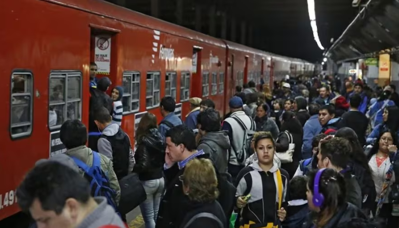 Por la reducción de trenes en el Belgrano Norte, los pasajeros viajan colgados