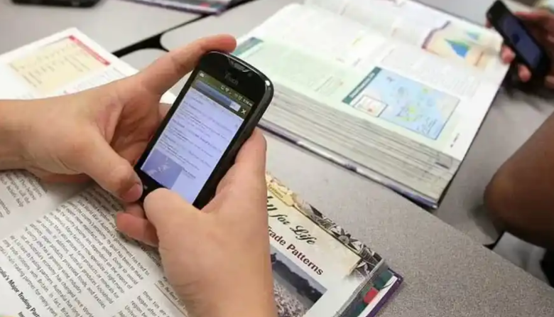 El 10% de los colegios privados ya limitan o prohíben el uso de celulares