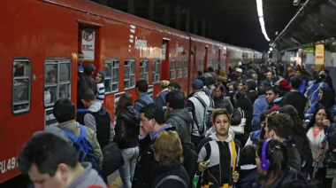 Por la reducción de trenes en el Belgrano Norte, los pasajeros viajan colgados