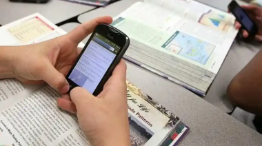 El 10% de los colegios privados ya limitan o prohíben el uso de celulares
