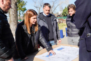 Soledad Peralta, recorrió las obras de la nueva plaza de Lagomarsino