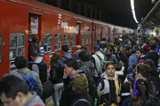 Por la reducción de trenes en el Belgrano Norte, los pasajeros viajan colgados