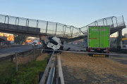 Se derrumbó un puente peatonal sobre Panamericana tras el choque de un camión