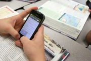 El 10% de los colegios privados ya limitan o prohíben el uso de celulares