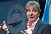 Caputo negó su salida del Gobierno en un cruce por X