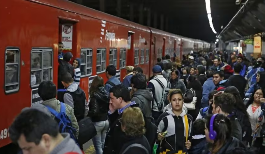 Por la reducción de trenes en el Belgrano Norte, los pasajeros viajan colgados