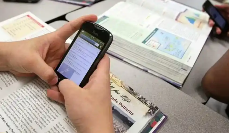 El 10% de los colegios privados ya limitan o prohíben el uso de celulares